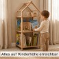 Preview: Kinder erreichen Bücher, Puppen und Spielzeug im Montessori Bücherregal selbstständig auf ihrer Höhe.
